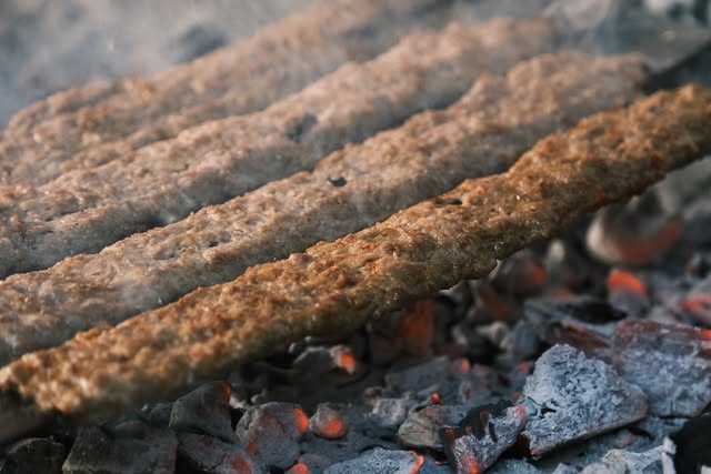 Köz ateşinde pişen kebap şişleri
